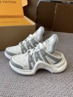 530Lv 2025春夏新款老爹鞋 半拖尽显青春活力，日常穿搭超级抢眼，经典的拱形设计，一向被称之为美腿神器！绝对的人手必备 鞋面：原版一致牛皮，耐穿耐磨 大底