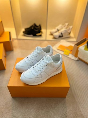 Louis Vuitton 路易威登 此款LV RUNNER运动鞋出自艺术总监Virgil Abloh之手，吸取经典跑鞋的设计精髓，创造标志性RunAway运动