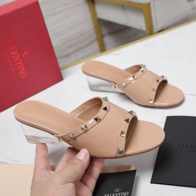 Valentino 华伦天奴 本款华伦天奴铆钉透明坡跟拖鞋。设计独特，大方，在时尚界闪耀出浪漫而精湛的光芒。鞋面为皮革手工制作，精致优雅。 ◆材质说明◆ 皮革+