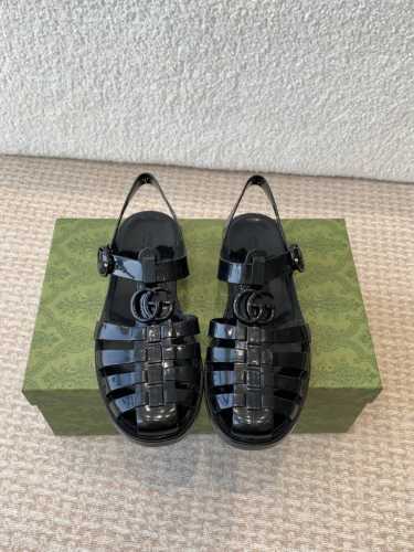 Gucci春夏新款 双G果冻凉鞋 TPU材质。专柜购买原版 ，所有细节、材料 ，全部跟你在专柜买到的都一样 ！模具耗时一个半月，一对鞋子的模具重达1吨！真正能做