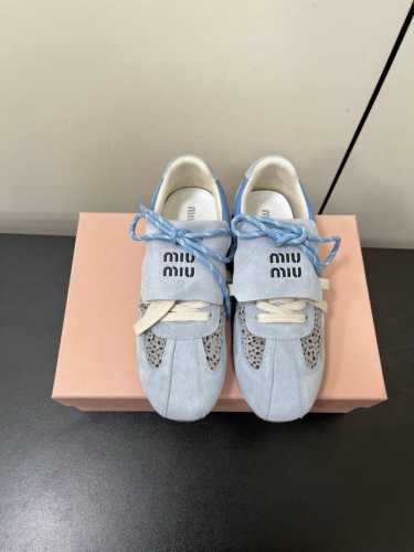 p330Miumiu·缪缪2025早春最新走秀款 休闲 运动鞋 阿甘鞋 德训鞋 缪缪这一款也太少女了吧 这系列真的太好看了，牛津薄底的设计，上脚超级轻便舒服，暴