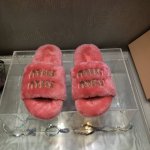 出 ～Miumi*24新品皮标logo撞色羊毛拖鞋必备单品 简约百搭款～上脚有种漫不经心慵懒风～加袜子随意搭配怎么穿都好看！ 鞋面 内里 垫脚 进口纯羊毛 大底