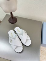 小羊皮 高品质 简约三角扣 平底拖鞋 prada P360 搭配三角标 Logo 的设计和简约的线条 很有格调 简单纯粹得色调 原版开模 舒适炸街 ——————