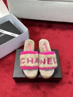 厂价 Chane* ｜小香经典字母木纹厚底毛毛拖鞋 “抢先穿”系列 行走的羊咩咩毛茸茸的实在是太可爱太舒服啦！简洁、精美风格的小香是很多女孩的心头好羊毛鞋面镶嵌