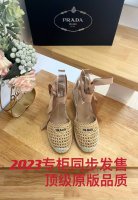 普拉达 prada 年早春，这款草编鞋配有草编内底。编织圆头坡跟系带凉鞋渔夫鞋，用经柔软的pp草面料，材质重释的版型饰以刺绣刻字徽标，呈现传统与现代格调的上佳融