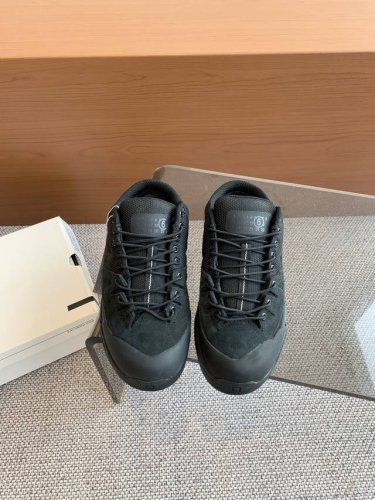男40半拖 MM6 Maison Margiela&Salomon联名款 休闲运动厚底登山德比鞋 情侣款以两种新颖配色呈现 搭配Salomon专为山地运动所创的
