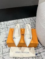 顶级版本Louis Vuitton 路易威登 25 春夏尖头高跟鞋鹰嘴小尖头搭配镂空皮条小方扣可调节松紧，Lv五金 “logo”饰以点缀，细节质感特别的高级！犀