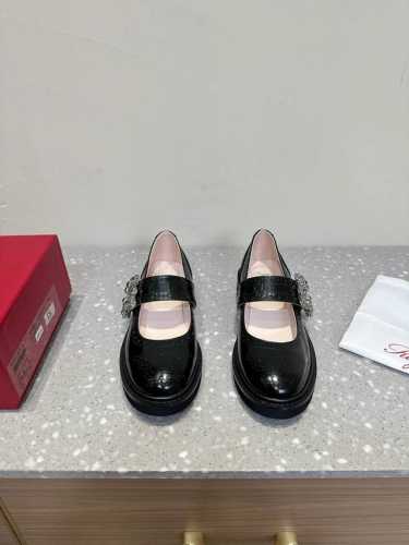Roger Vivier 25ss春夏新款 经典雕花水钻扣 玛丽珍鞋精致到骨子里的玛丽珍 不显成熟而是带有那种清纯感 上脚舒适 且超好看哦！面料：采用原版定制牛