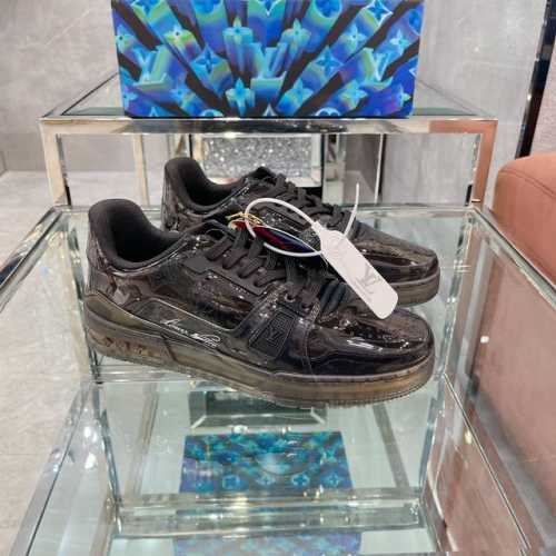 顶级版本 上线男款39-44 45.46 路易威登 秋冬男装秀场再度释放 LV Trainer 运动鞋的个性锋芒。透明阐述当季理念，鞋带和侧面的超大 Monog