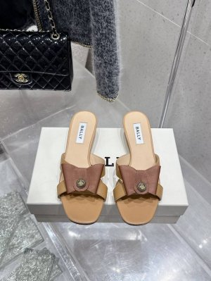 顶级版本 Bally 2025春夏新款时尚织带蝴蝶结扣饰粗跟平底拖鞋凉鞋单鞋系列 款式新颖别致，采用方形头型设计 配以最新Bally 字母扣搭设计突出品牌标识，