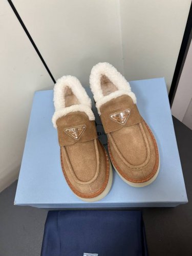 prada Fw24 New Arrival～ P家24秋冬厚底毛毛乐福鞋新品， 简单的三角标点缀，很时髦又增高！ 舒适m在线呀 丝光反绒牛皮鞋面，羊羔毛内里垫