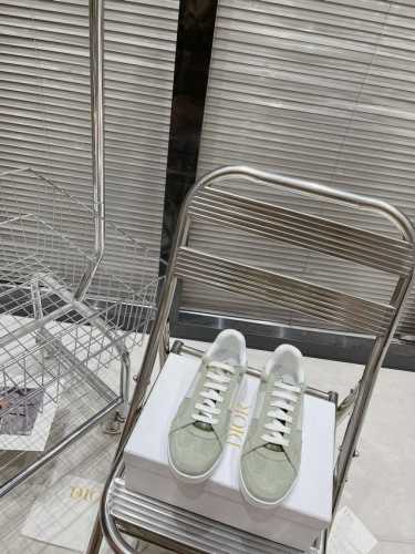 Dior迪奥 新色系运动鞋 小白鞋 这款dior Star运动鞋延续经久不衰的轮廓，采用牛皮革精心制作，所以上脚会特别的舒服哦 饰以同色调绒面革镶片金属星星装饰