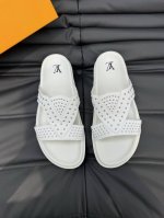 L 顶级代购 Lv 男士春夏拖鞋专柜同步 鞋面意大利进口牛皮面料，标志图形高品质工艺，鞋底：原厂特供原版底，独家活动成型底超级舒适，原厂跟单货，高品质，可随意进