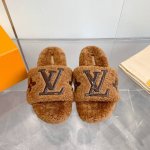 工厂价 .独家新款 压胶注塑工艺 Lv 24新款羊毛拖鞋頂级品质纯皮毛一体羔羊毛打造！米超温暖的感觉，穿上仿佛踩在云朵上经典老花装饰，精致高级！让这双毛拖身价陡