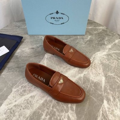家最新款面：全粒面牛皮、高丝光牛反绒里：超软羊皮垫：羊皮底：防滑生胶大底标志性三角标，原版包装size:35-41