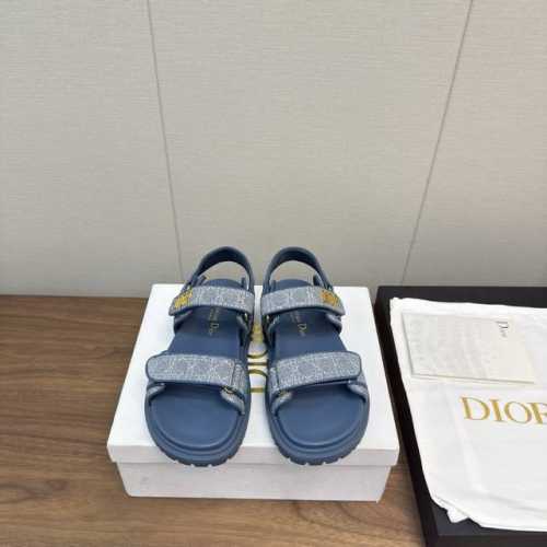 DIOR25 款 经典款 牛仔布 凉鞋 这款混种羊皮 DiorAct 凉鞋款式时尚。搭配贴合脚型的内底，采用格外轻盈、舒适的皮革制作。鞋面饰带采用魔术贴开合，搭