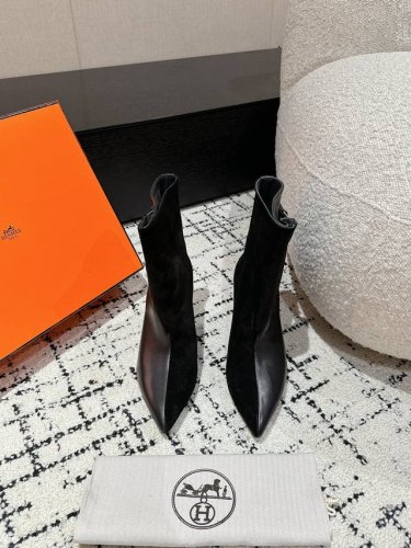 顶级版本 Hermes 24 爱马家经典走秀款短靴 毋庸置疑是奢侈品中的翘楚 每个单品出来都是非常深入人心虽然款式出的少 但是胜在精 胜在经典 从来不会过时 属