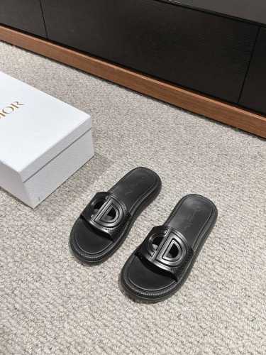 顶级品质 Dior 2024D-Club镂空新款拖鞋 简约百搭 又不乏精致大牌气质的单品， 小牛皮鞋面内里，超级柔软舒适 鞋底tpu材质 有一定厚度，脚感决绝子
