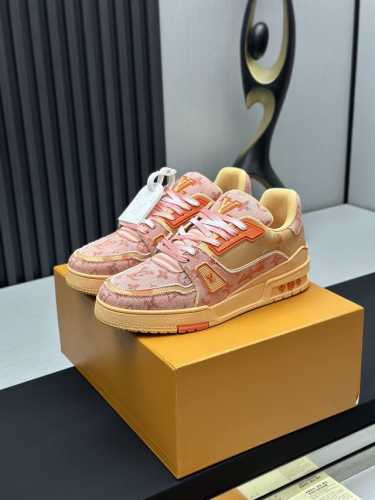 工厂直销 顶级版本 LV-路易威登-经典走秀新款空胶工艺 原版1：1开发复刻！！上脚非常舒适 奢侈用料，做工精细，中底印有欧洲制造英文字母鞋面由意大利进口小牛皮