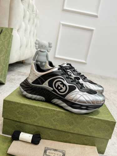 35–40 39 45 Gucci Ripple系列运动鞋采用创新缝线工艺制作，打造如水般的流 动质感。皮革设计搭配三维立体互扣式双g皮革贴饰和gucci字母
