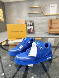 L 顶级代购 路 炸街男神新品来袭，男士超人气运动爆款专柜新款，原厂配置意大利进口牛皮面料，复杂工艺霸气的外观搭配新底更加潮达人，进口透气网布内里垫，透气舒适