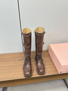 Miumiu2024秋冬走秀新款复古骑士靴 今年最值得入手的靴子 没有之一！超多网红明星上脚 Miumiu今年秋冬确实泰酷辣 秋冬限定款 专柜非常难买 看着很硬