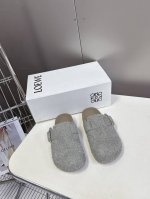 罗意威LOEWE最新英伦风潮酷系列专柜同步新品穆勒拖喜欢这种风格的小仙女必须要入手哦！鞋面采用进口呢绒面料，内里混种羊皮，原版独家私模大底 上脚非常舒适 大头的