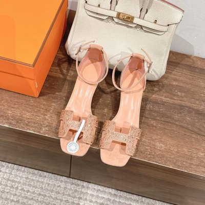 4cm组图 钻面出厂价 Hermes 爱马仕 Joy 45高跟凉鞋 时尚又百搭 搭配H鞋头 超级舒服 每个细节都做到极致 搭配同色调标志性纯鞋扣 设计简约流畅