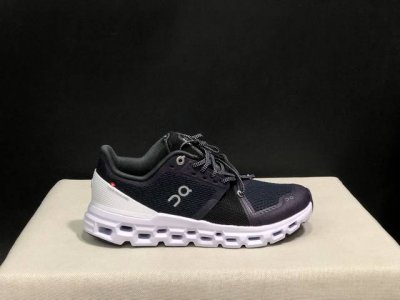 顶级版本On昂跑 Cloudstratus 舒适减震防滑透气低帮跑鞋！瑞士高性能运动品牌on打造的此系列作品，鞋面由再生聚酯纤维和网眼布制成，采用独家镂空橡胶鞋