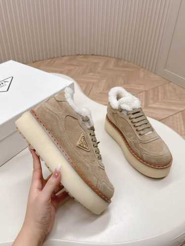出 市面最高版本 Prada 普拉达24秋冬新款△三角标羊毛高帮鞋，厚底靴 雪地靴 双色擦色牛绒真羊羔毛 真皮沿条 双色tpu大底 材质细节可对比原版，市面普通