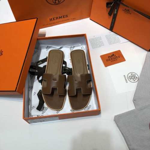 顶级品质 上新hermes 2024爱马仕经典光面牛皮系列。三色，黑色，白色，棕色。 超级有档次的一款贵妇拖鞋，绝对人手一对。 100%购入正品1：1定制，楦型