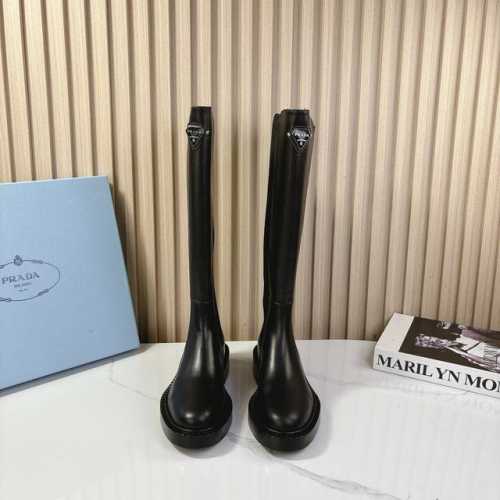 Prad*A普拉*达vs秋冬新款靴子系列 圆头三角扣松紧高靴 新款上架这款厚底在欧美街拍中出境率超高，Ins也是火了一把，调鞋楦都调了一个月整体线条流畅性保持跟
