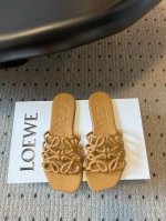 Loew* 罗意威 25Ss 春夏新品 拖鞋 疯狂种草简约设计感觉更干净优雅 让你念念不忘 颜色也很耐看漂亮，上脚瞬间气质十足气场，简直无敌帅气有型 鞋面采用牛