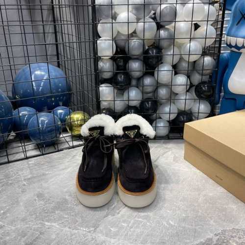 出厂 Prada 普拉达24秋冬新款△三角标厚底靴 系带雪地靴 双色擦色牛绒真羊羔毛 真皮沿条 双色tpu大底 Size：35-39 40 41定做不退换