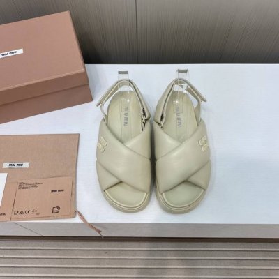 出厂 顶级品质 Miumiu谬谬2024春夏新款面包拖鞋矮跟凉拖鞋系列！ 可甜可盐的喵喵女孩 .这款凉拖增添不少少女心。 原版 1：1开发，各大明星 网红的热爱