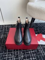 代购级 Roger Vivier 24Ss 秋冬新款 钻扣牛皮 一脚蹬 松紧 马丁靴 新款viv Run系列方钻切尔西松糕底靴顶级上新 这款火爆时尚圈的rv钻扣