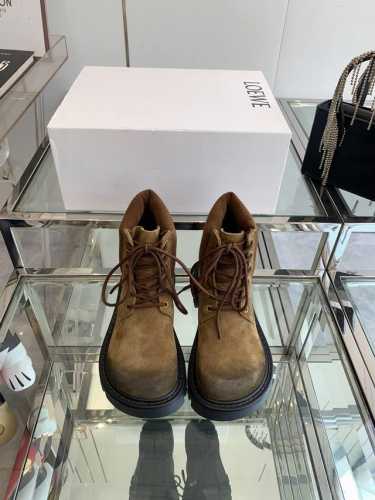 Loewe 罗意威 24Ss 秋冬新款 娃娃头 鞋带马丁靴 简约大气时髦 耐看不过时 是时尚圈永不退潮的经典所在 复古的英伦风格 让你穿出不一样的气质.对版原版