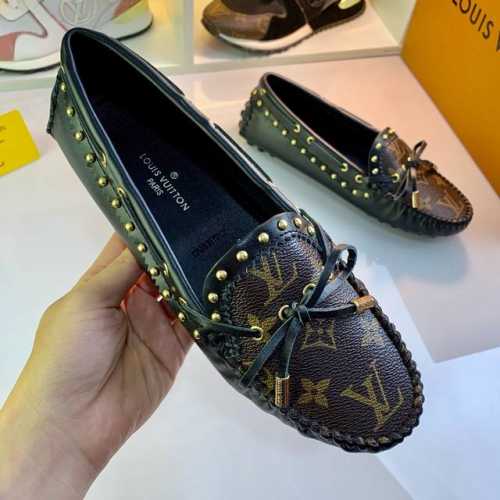 出厂价 Louis Vuitton这款arizona便鞋采用monogram Eclipse帆布，其手工漆绘染边及手工缝制鞋面充分展现了路易威登的传统制鞋工艺。