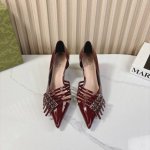 Gucci 24S秀场尖头高跟凉鞋 这双我称之为“氛围感之神” 柔颯利落的小尖头自带高级 扣带都是可以自由调节 细嫩的牛漆皮搭配金扣让你气质翻倍！ 鞋面：进口小