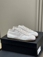 顶级品质P340 仅女码 driesvannoten情侣款25春夏新色 很Miu味的德训单品，样子很出彩～ 麂皮拼接光面小牛皮，质感和细节都很赞 情侣Size