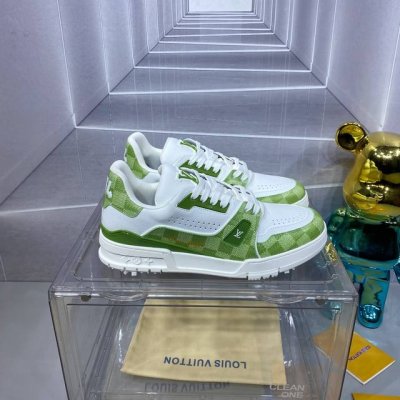 2024 路易威登走秀滑板鞋爆款， LOUIS VUITTON Trainer无疑是奢侈品牌推出的最成功的Sneaker之一，不过探索的脚步并不会停，LOUIS