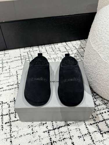 顶级版本 Balenciaga巴黎世家 24 新款勃肯毛拖 脚感很舒服，原版麂皮面料随便简便穿搭 羊毛里 超级暖和 巨好看 美炸了 时髦精秋冬必备单品 Size