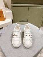 系列 减龄百搭帆布高帮&低帮运动鞋！ 本款lv Squad 运动鞋以 Monogram 牛仔布展露夏日清新。加厚凸纹橡胶外底不失轻盈，双鞋带、漆光孔眼和鞋舌的
