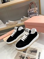 出厂价 MiuMiu缪缪家早春最新走秀款 休闲脏脏鞋 运动小白鞋 国内外博主刷爆的一款，小红书种草系列，复古又时髦上脚美炸了 简约的运动板鞋设计，极具辨识度的鞋
