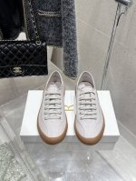 Therow 2025春夏 极简主义帆布鞋低帮休闲鞋 这款低帮运动鞋是打造极简主义休闲夏日衣橱的理想穿搭之选，采用帆布鞋面和同色系橡胶鞋底设计，优雅中不乏简约风