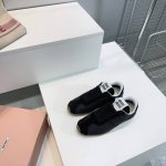 高品质出厂 ！顶级品质Miumiu 缪缪 25春夏新款系带阿甘鞋休闲运动鞋！ Miu家最新爆款 前卫大胆的设计，风格融于此款厚底帆布运动鞋的简约线条， 鞋舍Lo