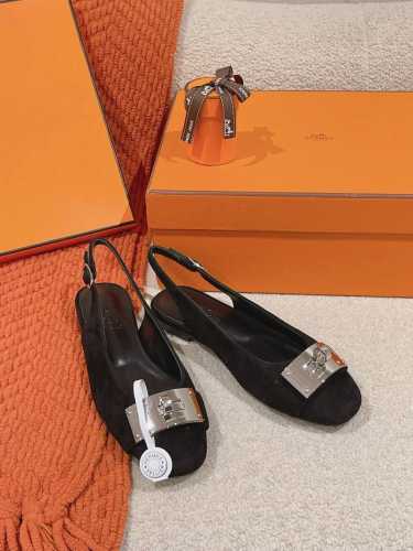 Hermes Innocente 露跟凉鞋系列 时尚又百搭 超级舒服 每个细节都做到极致 原版定制nappa小牛皮 内里混种羊皮 原版私模鞋跟 五金:独家私模大