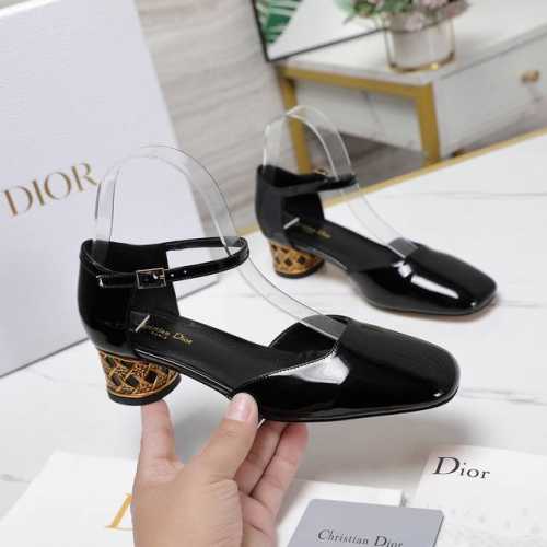 Dior Ss24迪奥 新品｜ 玛丽珍中空凉鞋 Cd家这一季的玛丽珍别具一格，优雅气质～ 上脚超好看 ，柔软舒适日常高频搭配单品！ 材料与工艺： 原版定制牛皮面