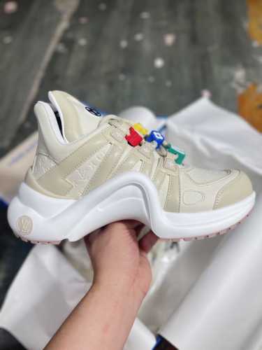 出厂： Louis Vuitton 路易威登 Lv休闲老爹鞋 弓形运动鞋 炸款米兰走秀风，真皮拼色减震网面运动弓型舞蹈复古老爹运动鞋。升级 原装配件5D效果礼盒