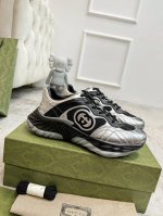 35–40 39 45 Gucci Ripple系列运动鞋采用创新缝线工艺制作，打造如水般的流 动质感。皮革设计搭配三维立体互扣式双g皮革贴饰和gucci字母